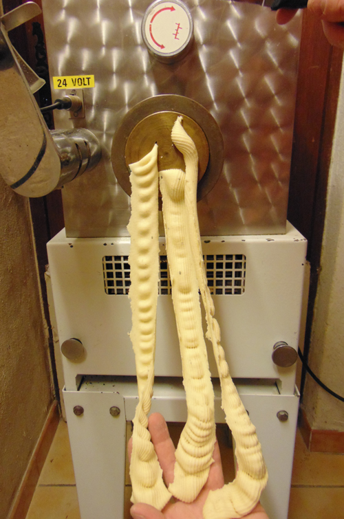 Fabrication de pâtes fraiches artisanales à l'Auberge du Bas Chalus