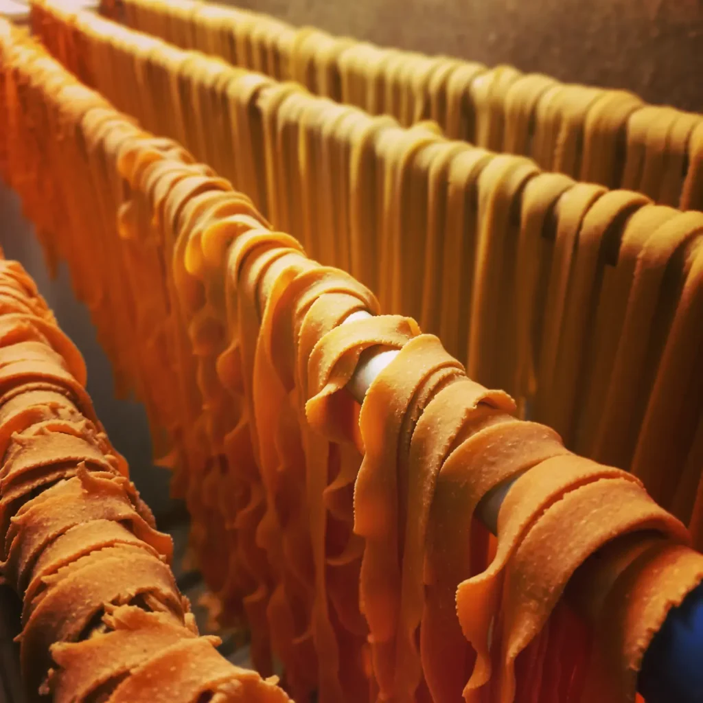 Fabrication de pâtes fraiches à l'Auberge de Bas Chalus à Forcalquier
