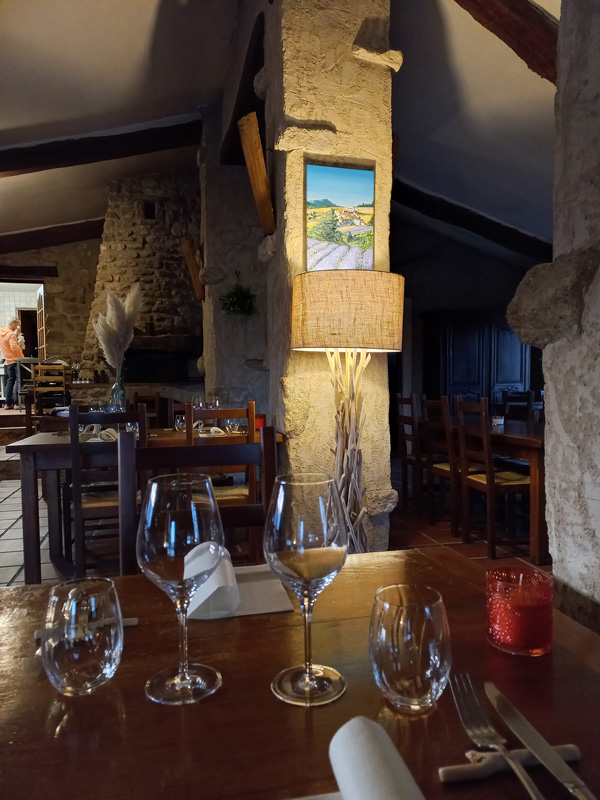 Salle de restaurant de l'auberge de Bas Chalus