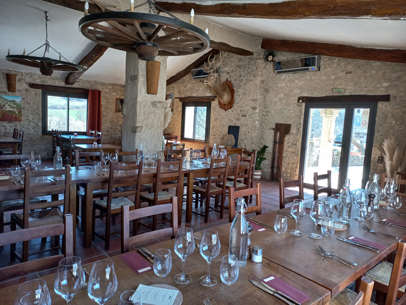 Salle de restaurant de l'auberge de Bas Chalus